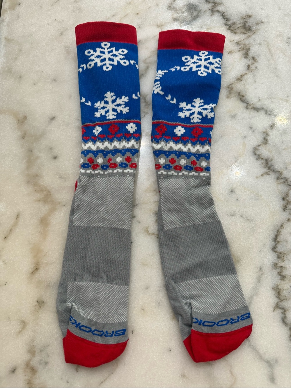 Brooks Running Men’s Performance Holiday socks w Snowflakes